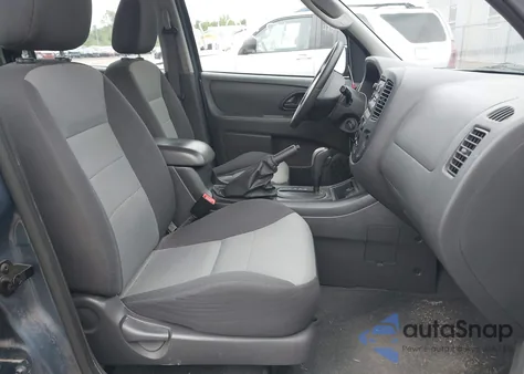 2005 Ford Escape Xls z USA, uszkodzony, nr VIN 1FMYU02Z65KB67599